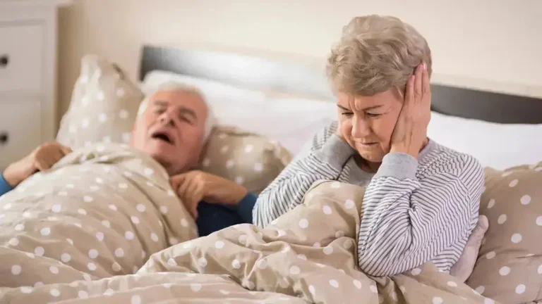 bejaard paar man en vrouw die bedkussen slapen