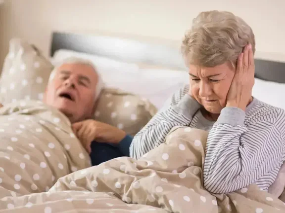 bejaard paar man en vrouw die bedkussen slapen