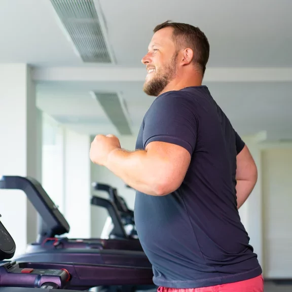 man met overgewicht loopt